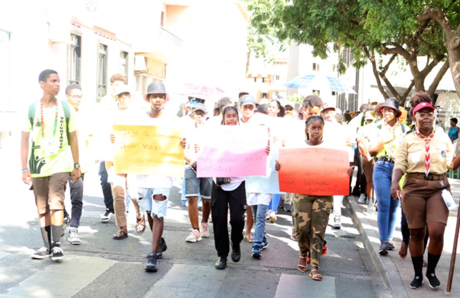 Peregrinos realizam caminhada até à Cruz do Papa