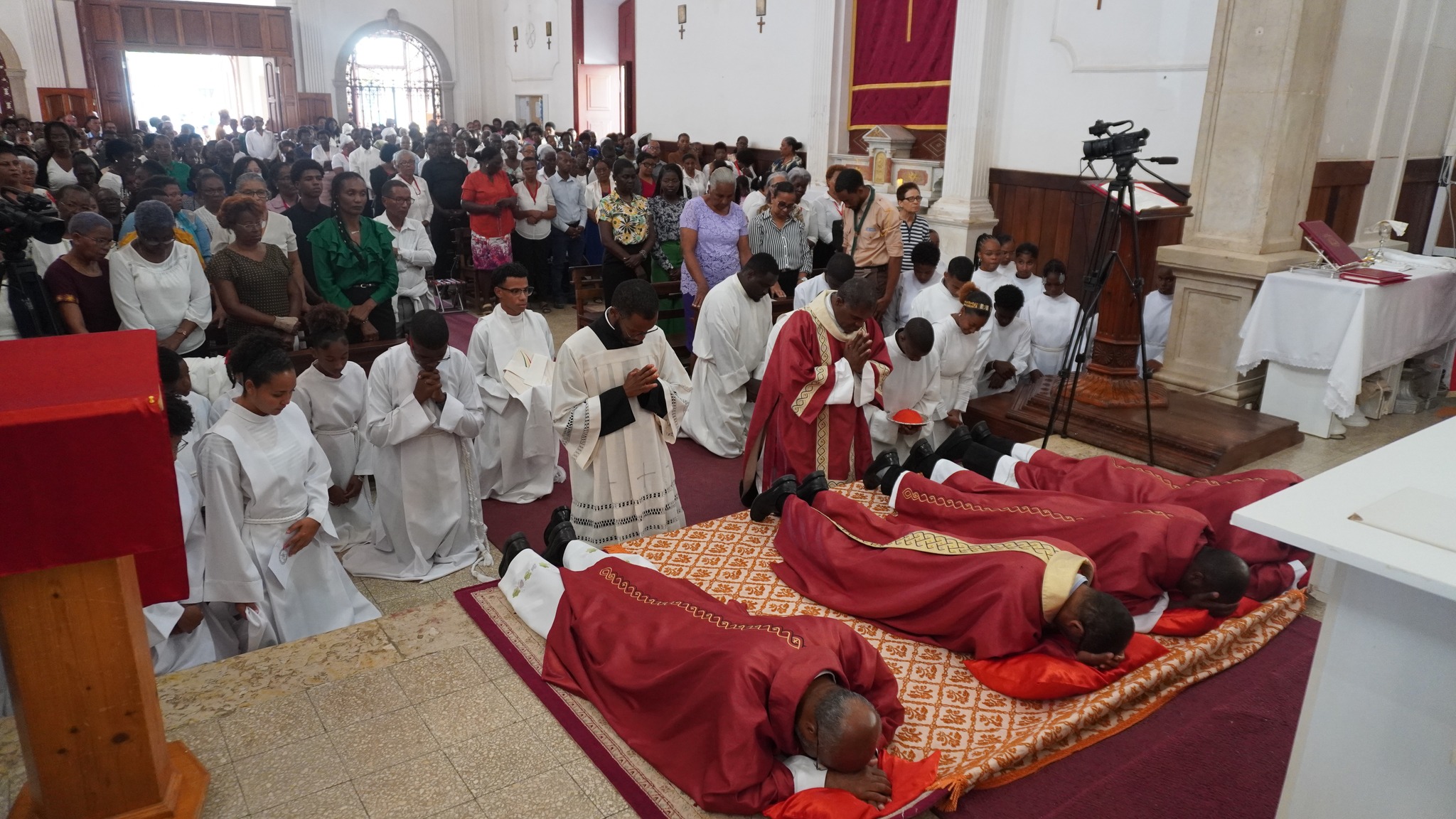 Fé e Silêncio Marcam Celebração da Paixão do Senhor na Pró Catedral