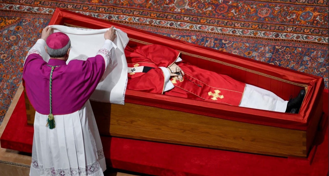 Rito de Fechamento do Caixão do Papa é Celebrado com Vigília de Oração em São Pedro