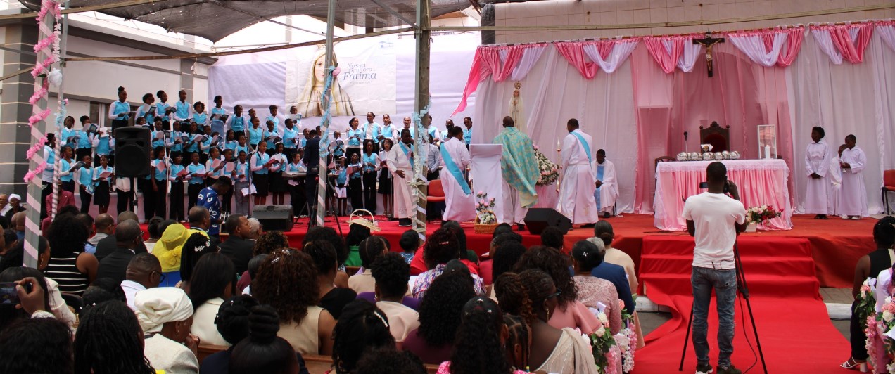 Sacerdote pede aos fiéis para verem santa padroeira como modelo da paz fé e esperança