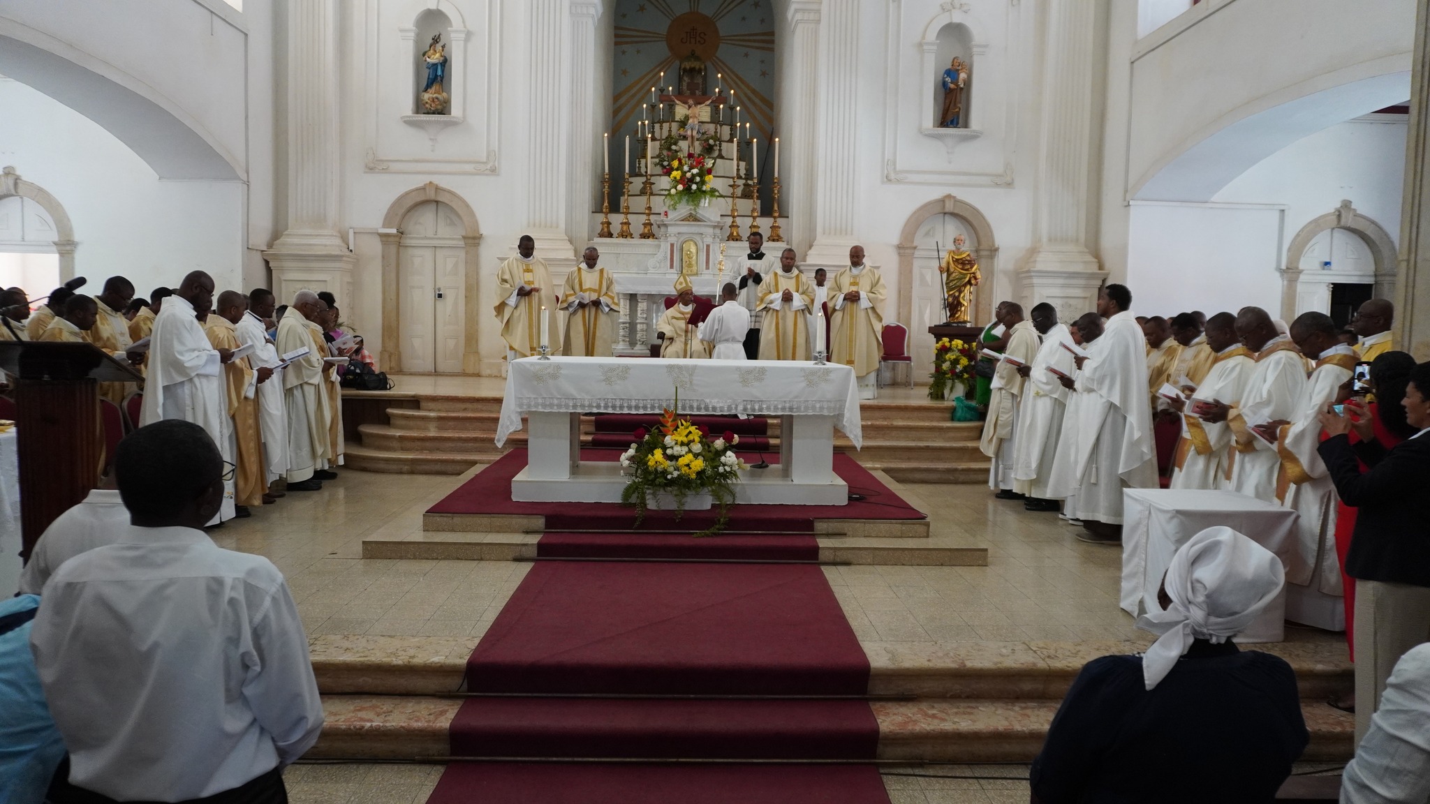 clero da Diocese de Santiago na Missa Crismal